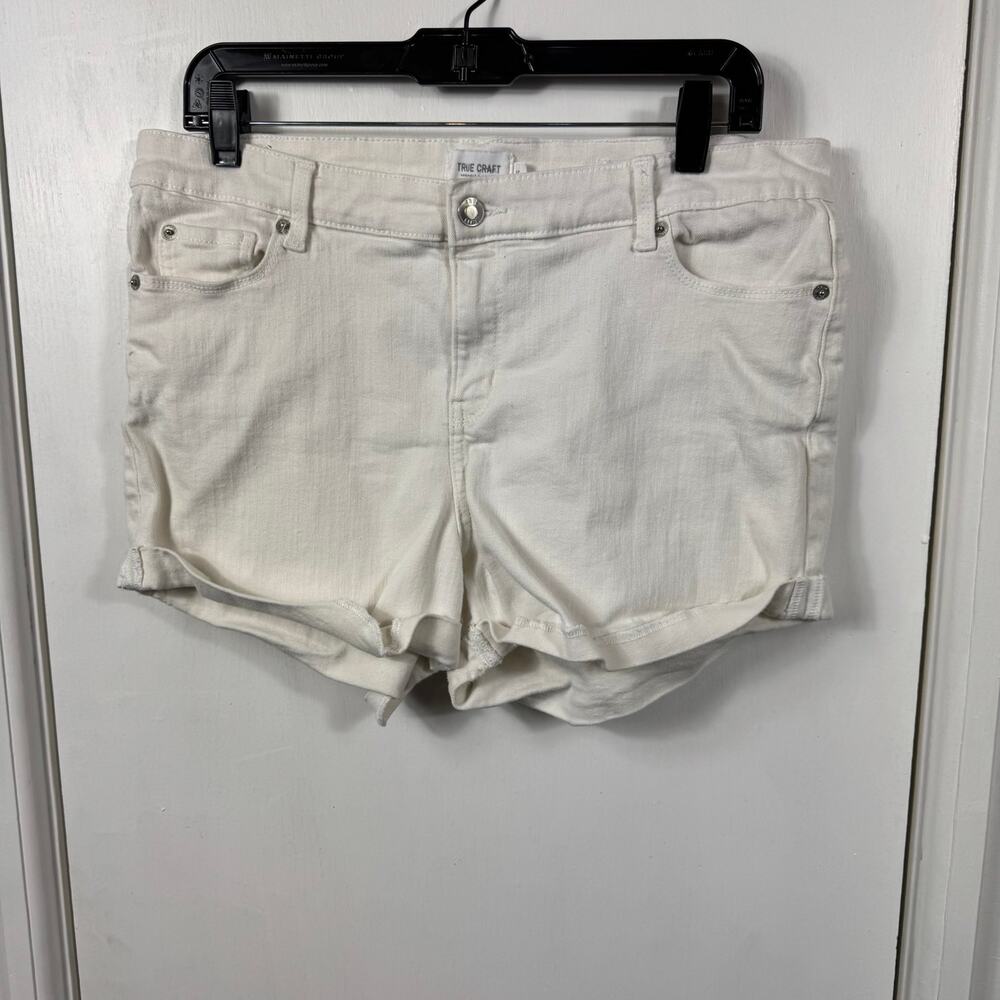 True Craft white rolled cuff midrise shorts size 15